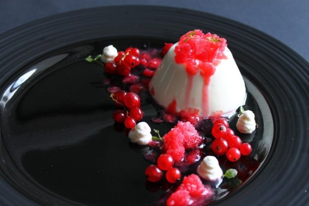 Panna Cotta Cu Cimbru Si Granita De Pepene Rosu Si Coacaze Inghetate