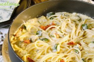 Spaghete cu gorgonzola, zucchini și roșii deshidratate