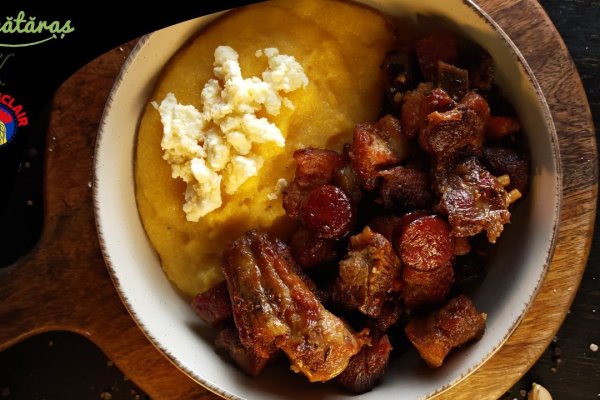 Tochitură de porc cu mămăligă - Irezistibil de gustoasă