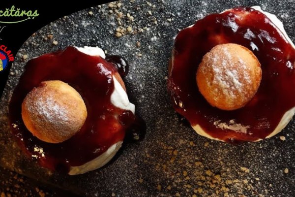 Papanași pufoși cu dulceață și smântână