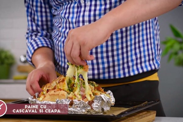 Paine cu cascaval si ceapa, gratinata la cuptor