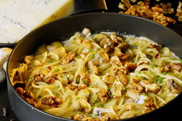 Spaghete cu sos gorgonzola și nuci
