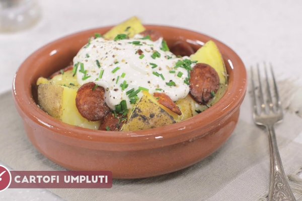 Cartofi umpluti deliciosi, cu carnati si mozzarella - Reteta video