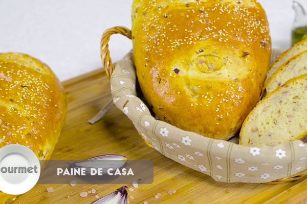 Paine de casa cu branza de burduf, chimen si ceapa rosie