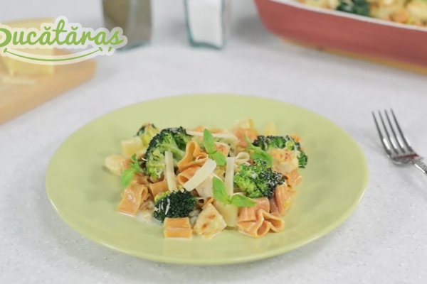 Paste cu pui la cuptor (paste in forma de inimioare) - Reteta video