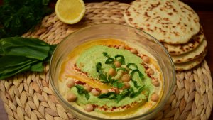 Hummus cu leurda si lipii de casa