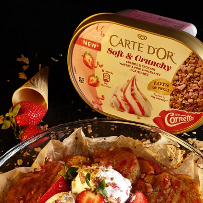 Cobbler cu piersici și înghețată cu topping crunchy - Delicios și parfumat