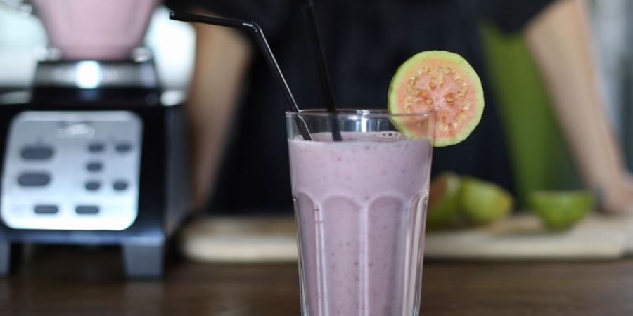 Milkshake cu banane, capsuni si guava, made by Carmen Grebenisan