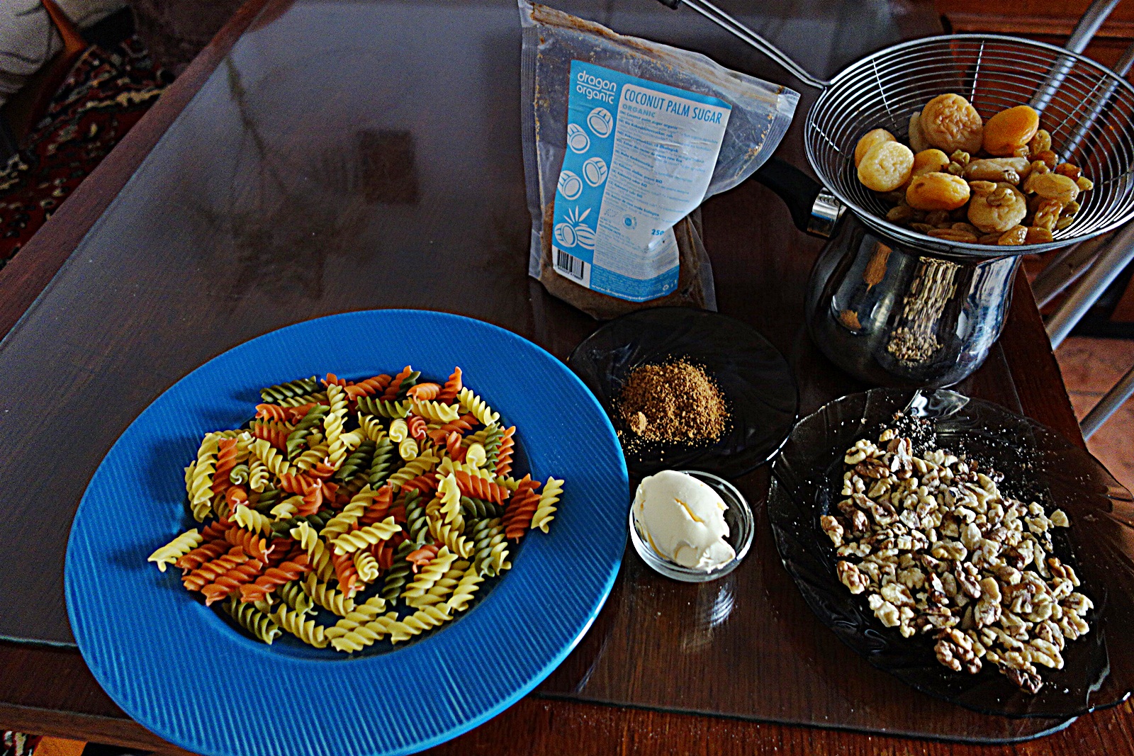 Fusilli tricolore cu fructe uscate si miez de nuca