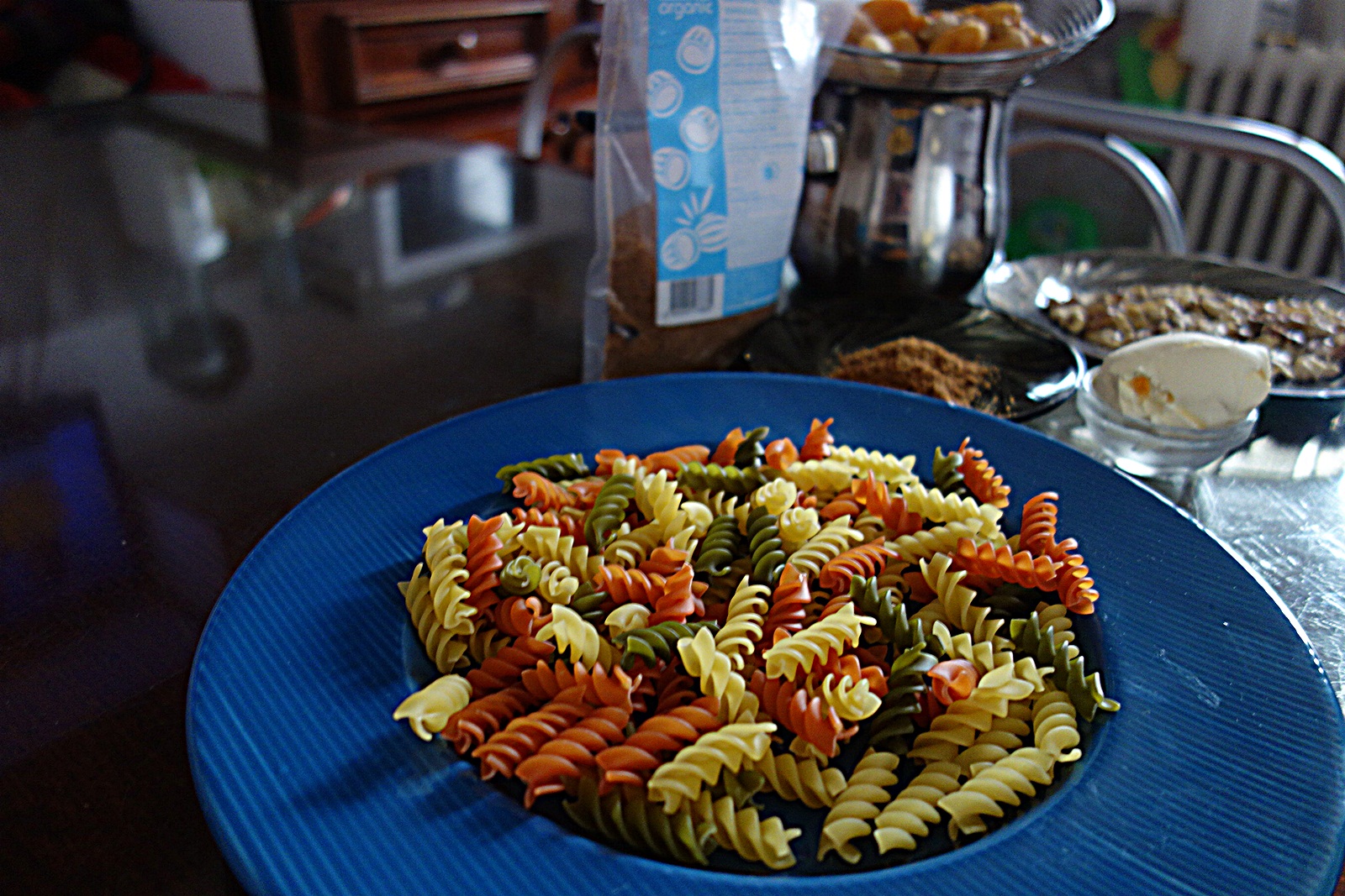 Fusilli tricolore cu fructe uscate si miez de nuca