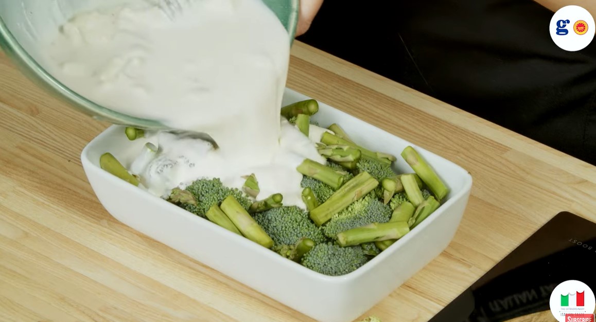 Broccoli și sparanghel gratinat cu gorgonzola