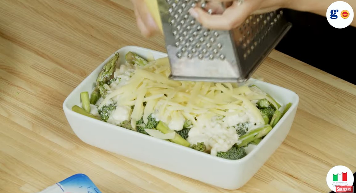 Broccoli și sparanghel gratinat cu gorgonzola