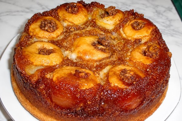 Tort cu nuci si mere caramelizate