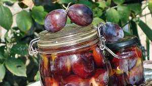 Prune marinate cu usturoi