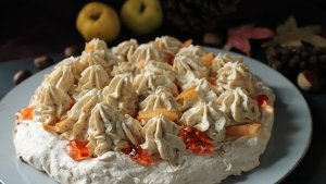 Pavlova cu nuca, mousse de castane si jeleu de gutui