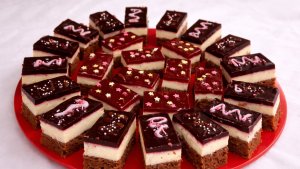 Prajitura cu mousse de vanilie si jeleu de fructe