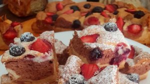 Reteta de prajitura pufoasa din albusuri cu capsuni si afine