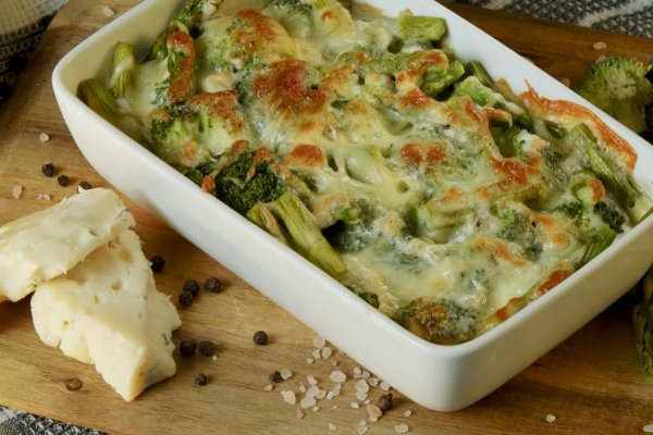 Broccoli și sparanghel gratinat cu gorgonzola